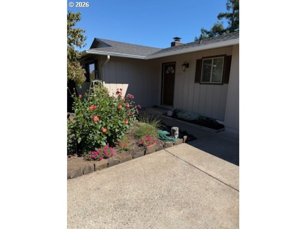 2047 ORR Ln, Eugene, OR 97405