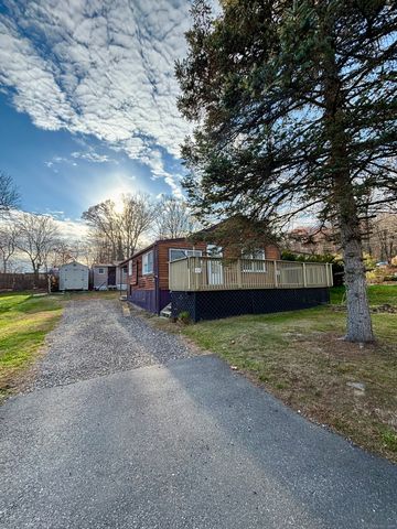 11 West Street, East Hampton, CT 06424