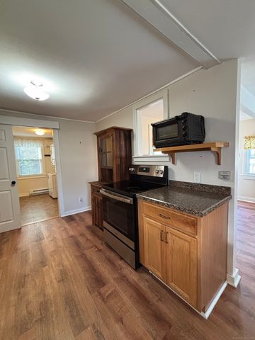 11 West Street, East Hampton, CT 06424