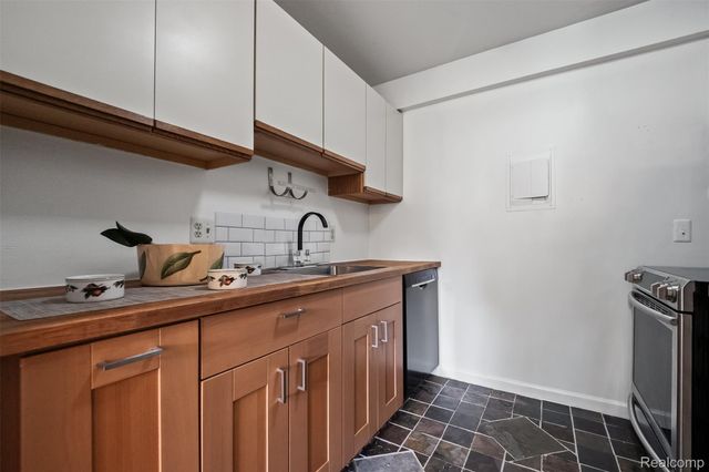 1255 S Maple Road 101, Ann Arbor, MI 48103