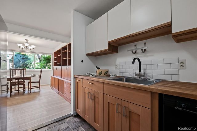 1255 S Maple Road 101, Ann Arbor, MI 48103