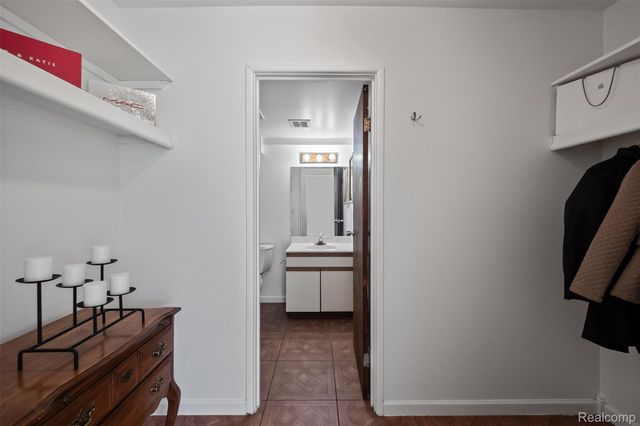 1255 S Maple Road 101, Ann Arbor, MI 48103