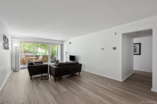 1255 S Maple Road 101, Ann Arbor, MI 48103