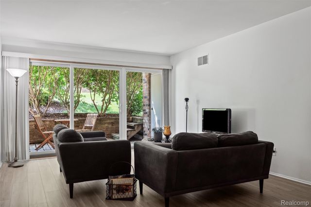 1255 S Maple Road 101, Ann Arbor, MI 48103
