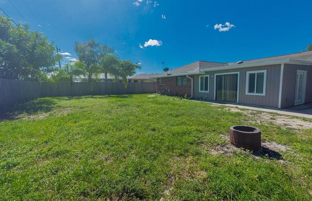 471 SE Lamon Lane, Port St. Lucie, FL 34983