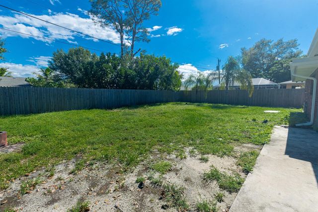 471 SE Lamon Lane, Port St. Lucie, FL 34983