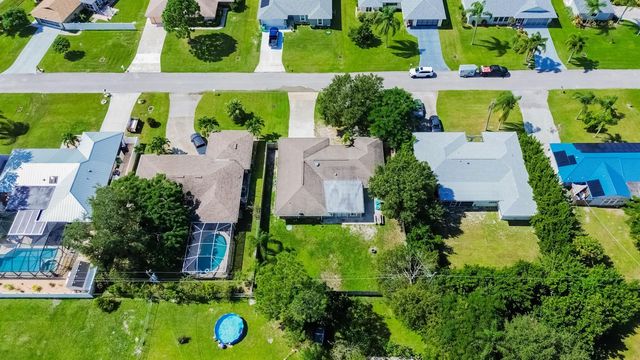 471 SE Lamon Lane, Port St. Lucie, FL 34983