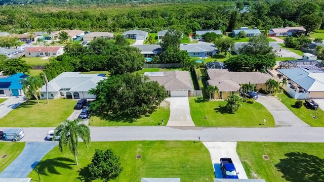 471 SE Lamon Lane, Port St. Lucie, FL 34983