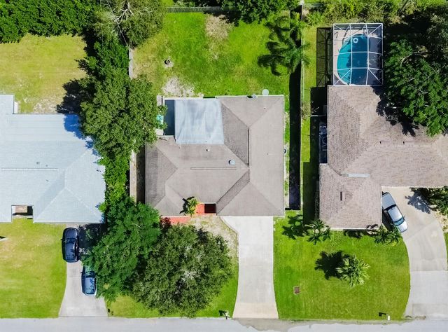 471 SE Lamon Lane, Port St. Lucie, FL 34983