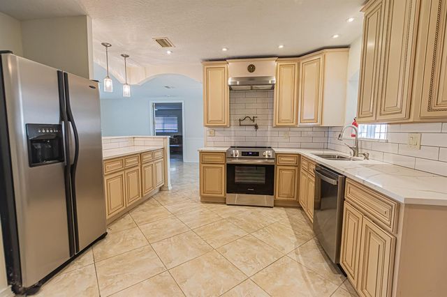 471 SE Lamon Lane, Port St. Lucie, FL 34983