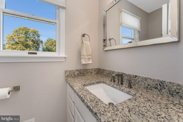 16 CHESTNUT AVE, Frenchtown, NJ 08825