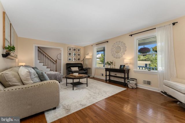 16 CHESTNUT AVE, Frenchtown, NJ 08825