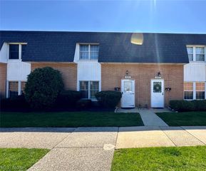 6960 S Parkway Drive, Middleburg Heights, OH 44130