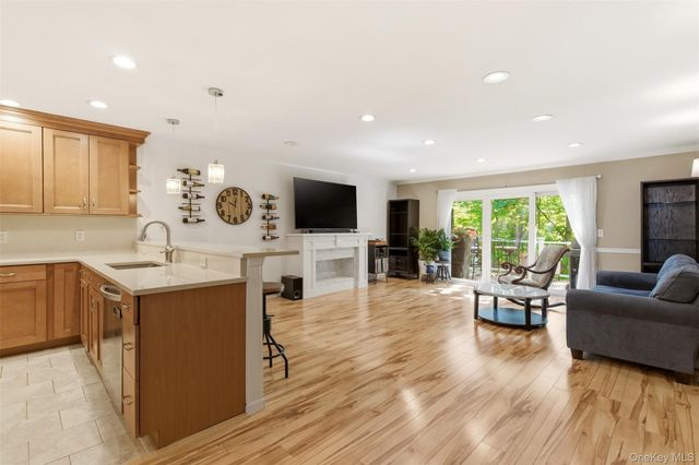13 Pine Street, Huntington, NY 11743