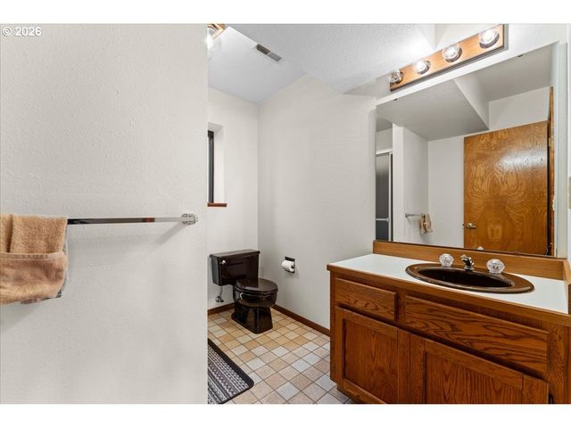 17501 Ne CLACKAMAS St, Portland, OR 97230
