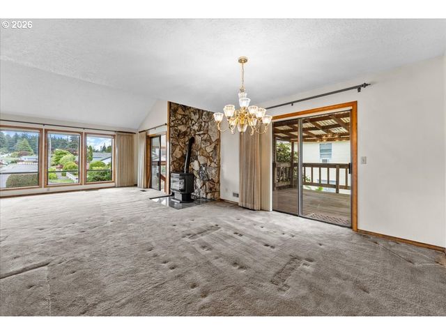 17501 Ne CLACKAMAS St, Portland, OR 97230