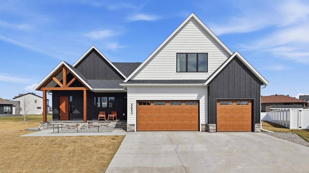 3632 Crimson Loop S, Fargo, ND 58104