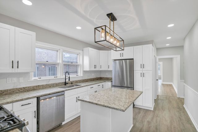 2417 N 76th Avenue, Elmwood Park, IL 60707