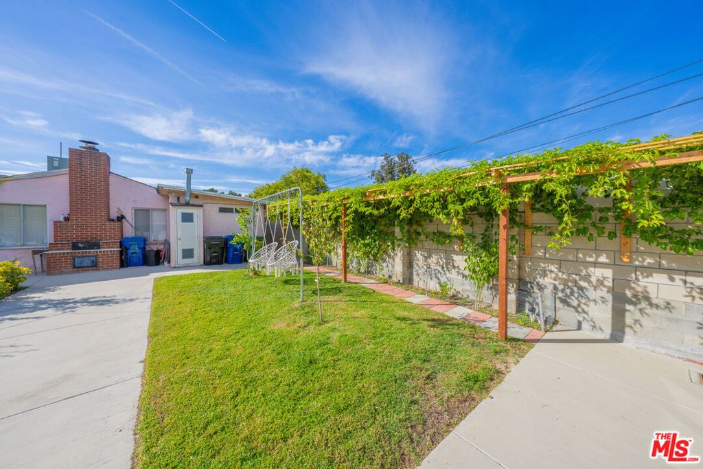 Image 10 of property listing at 5848 Cleon Avenue, North Hollywood, CA 91601