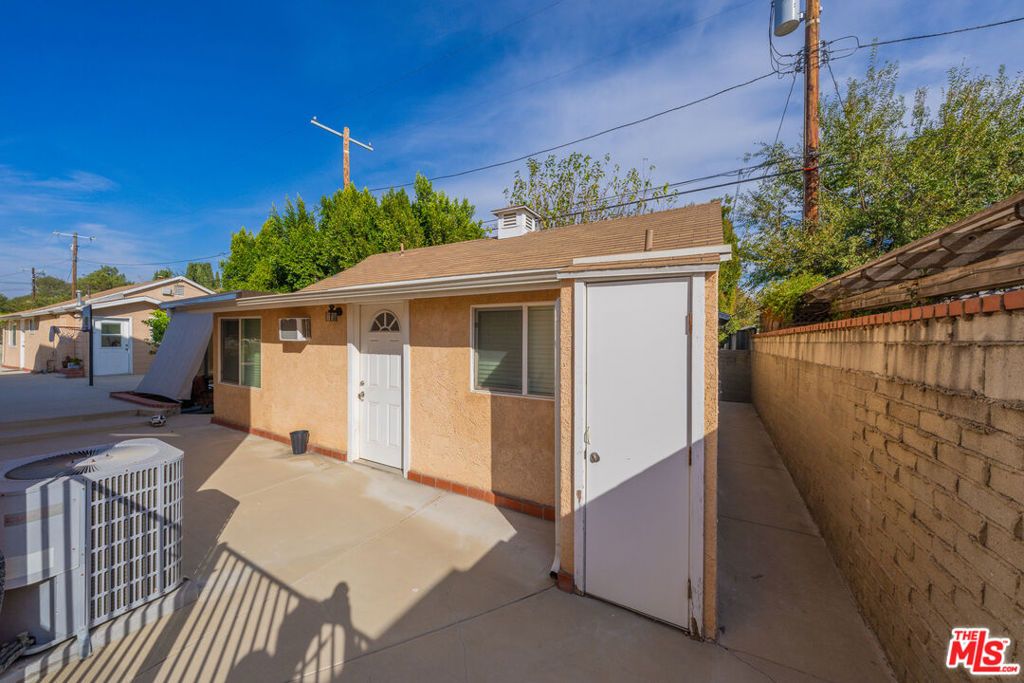 Image 15 of property listing at 5848 Cleon Avenue, North Hollywood, CA 91601