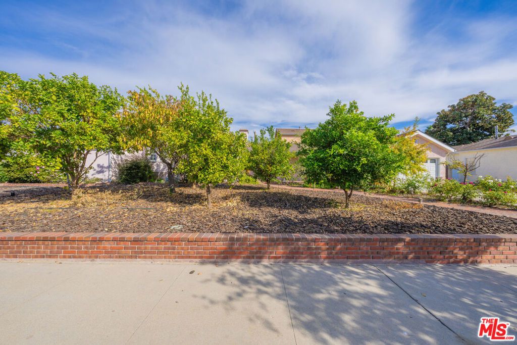 Image 6 of property listing at 5848 Cleon Avenue, North Hollywood, CA 91601