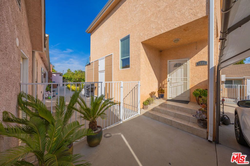 Image 7 of property listing at 5848 Cleon Avenue, North Hollywood, CA 91601