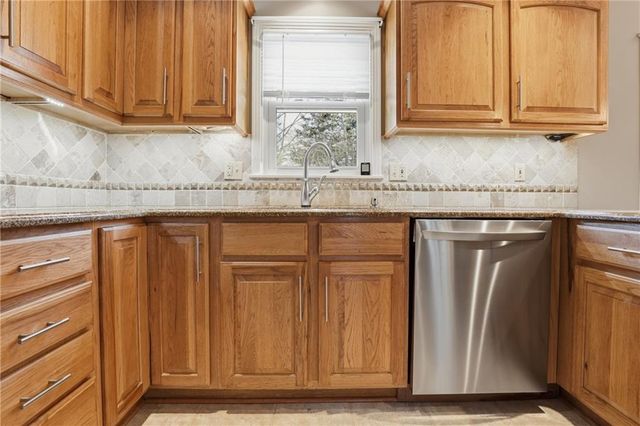 6909 W 98th Terrace, Overland Park, KS 66212