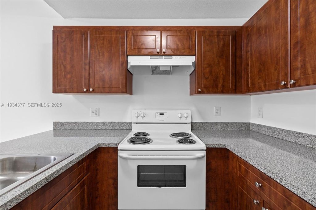 2437 W 78th St 104, Hialeah, FL 33016