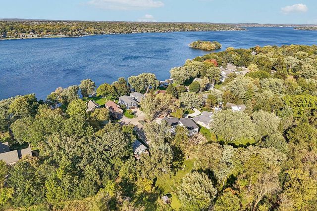 N20 W29987 W Glen Cove ROAD, Pewaukee, WI 53072