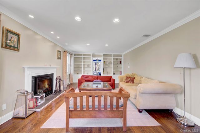12 Barberry Lane, East Hills, NY 11577