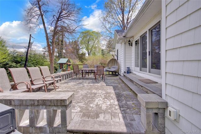 12 Barberry Lane, East Hills, NY 11577
