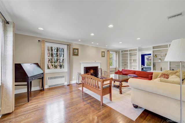 12 Barberry Lane, East Hills, NY 11577
