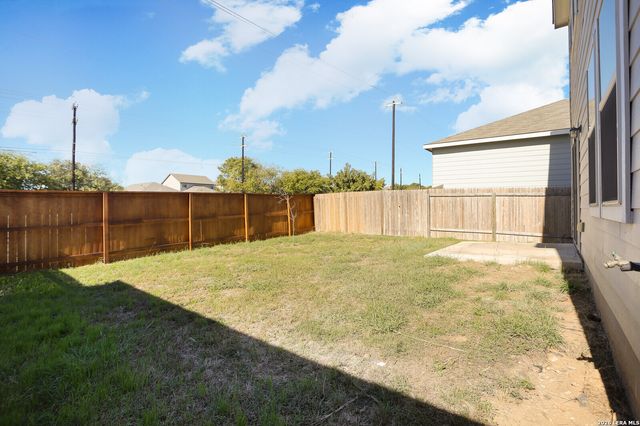 4913 Hallies Garden, St Hedwig, TX 78152