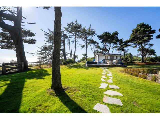 88248 TOKYO Ln, Bandon, OR 97411