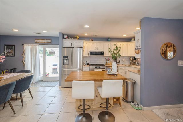 389 Briarwood Road, Massapequa, NY 11758