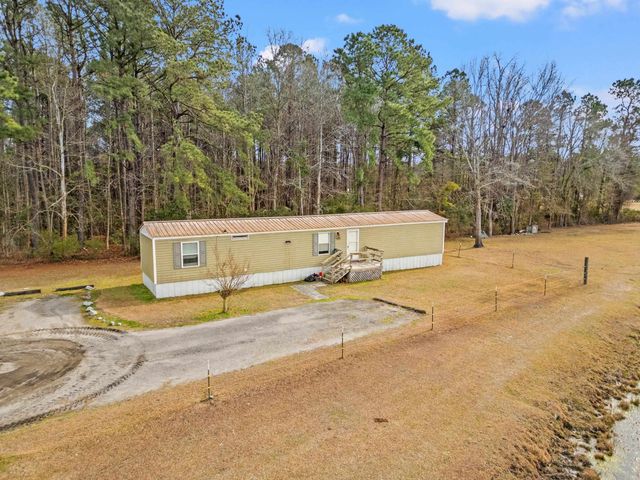 795 Dog Bluff Rd., Galivants Ferry, SC 29544