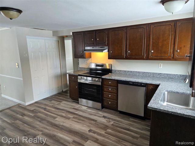 164 Spring Park, Walled Lake, MI 48390