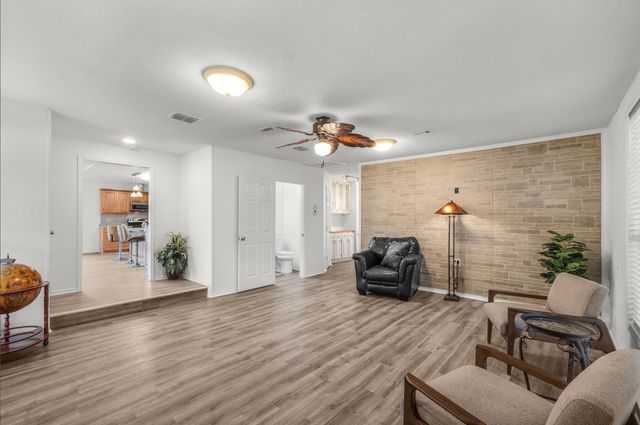 328 Creekview Meadows Drive, Springtown, TX 76082