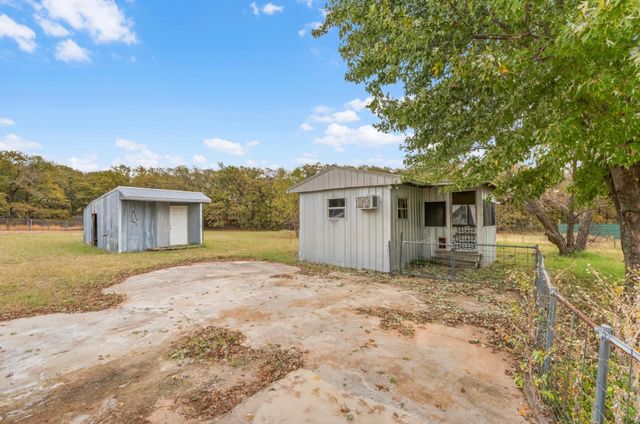 328 Creekview Meadows Drive, Springtown, TX 76082