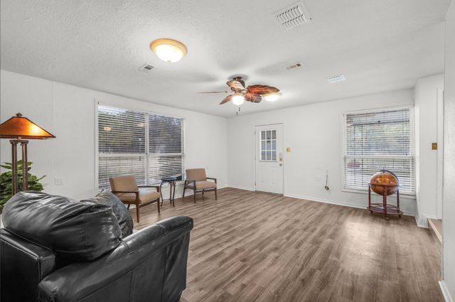 328 Creekview Meadows Drive, Springtown, TX 76082