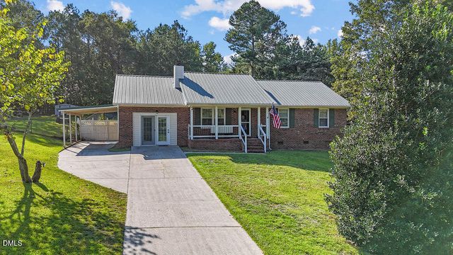 90 Oakridge Avenue, Spring Lake, NC 28390