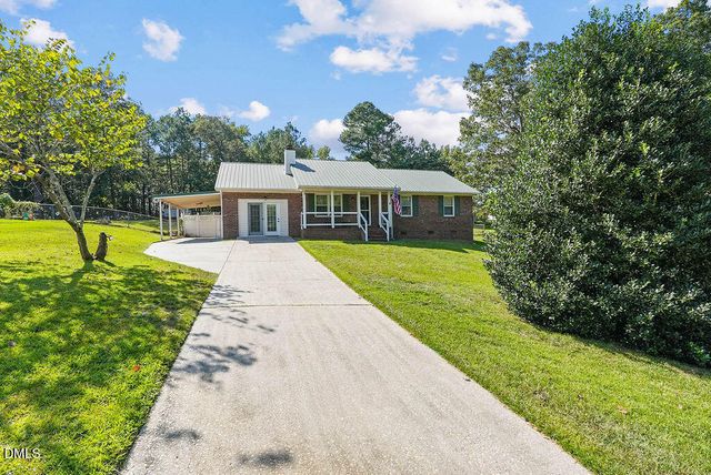 90 Oakridge Avenue, Spring Lake, NC 28390