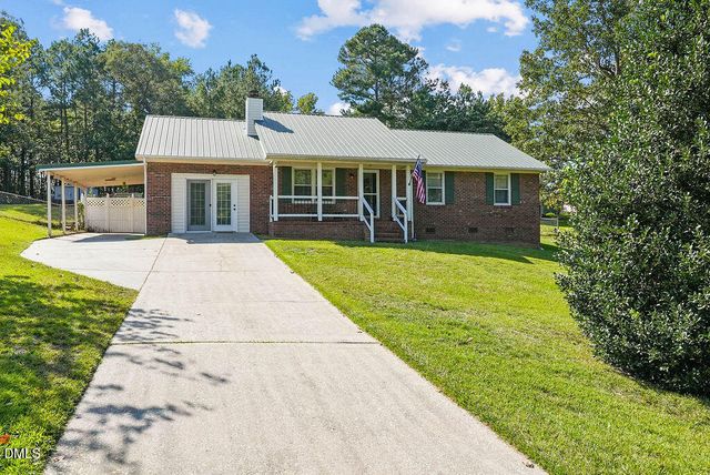 90 Oakridge Avenue, Spring Lake, NC 28390