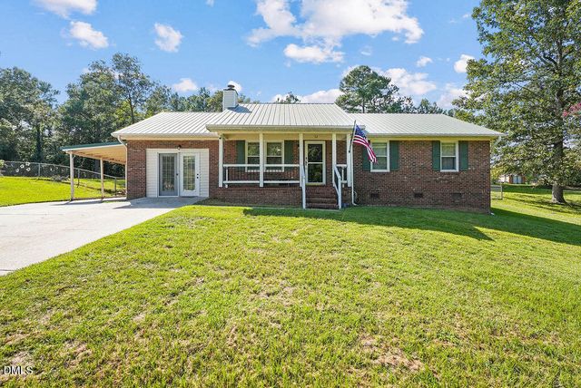 90 Oakridge Avenue, Spring Lake, NC 28390