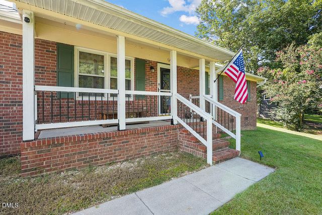 90 Oakridge Avenue, Spring Lake, NC 28390