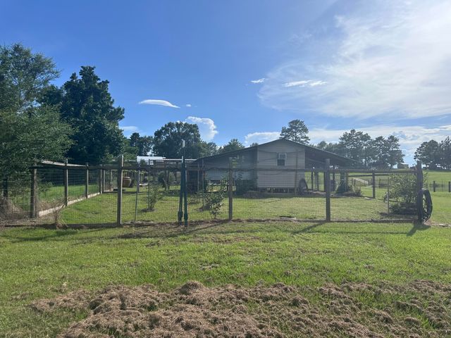 144 Harlan Davis Rd., Lumberton, MS 39455