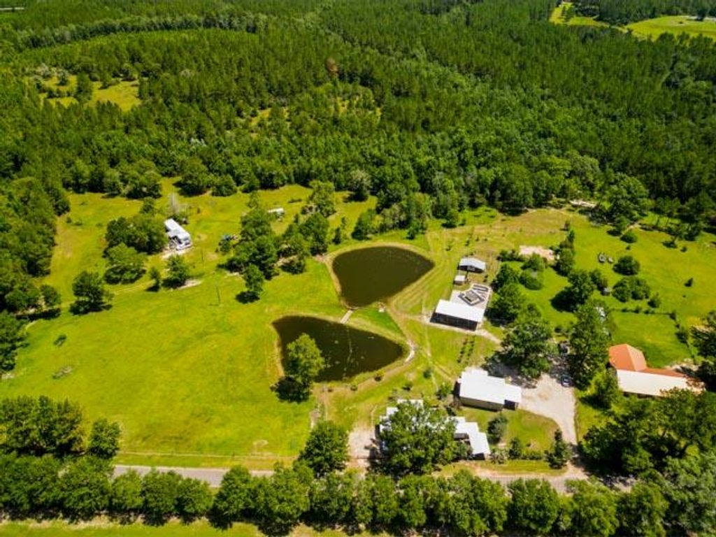 144 Harlan Davis Rd., Lumberton, MS 39455