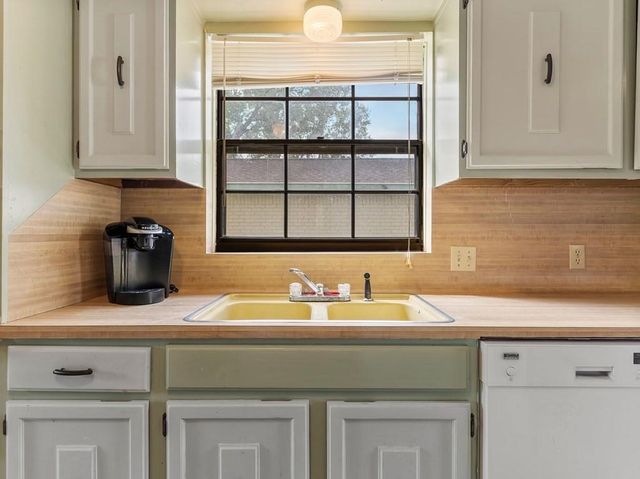 1710 Longhorn Avenue, Bay City, TX 77414