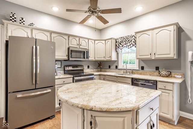 2119 Scarlet Oak Drive, Avon, IN 46123