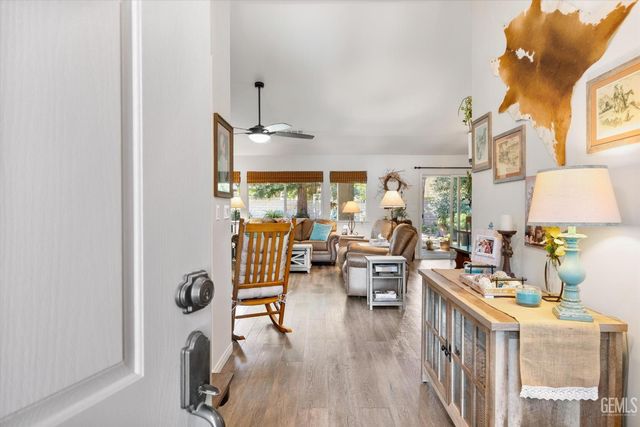 10001 Timeless Rose Court, Bakersfield, CA 93311